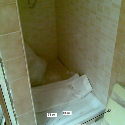 Una foto en pleno "tajo". Hemos sustituido la "media bañera" por un plato colocando azulejo "tipo mosaico" en tonos beige. Sentimos no disponer de más fotos.