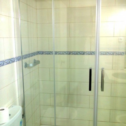 Sustitución de bañera por plato de ducha y reposición de azulejo