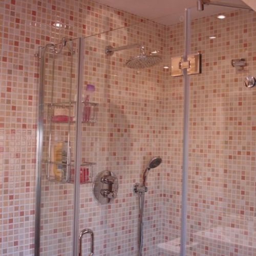 En este caso se cambió la bañera por un plato y todo el azulejo de la zona de ducha